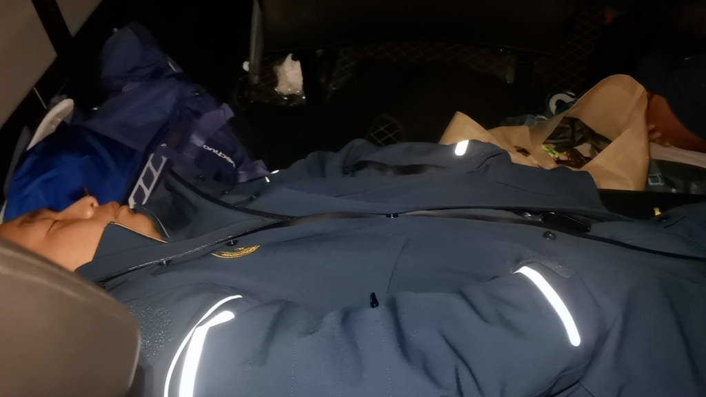 隊員躺在行駛中的車內休息。重慶藍天救援隊