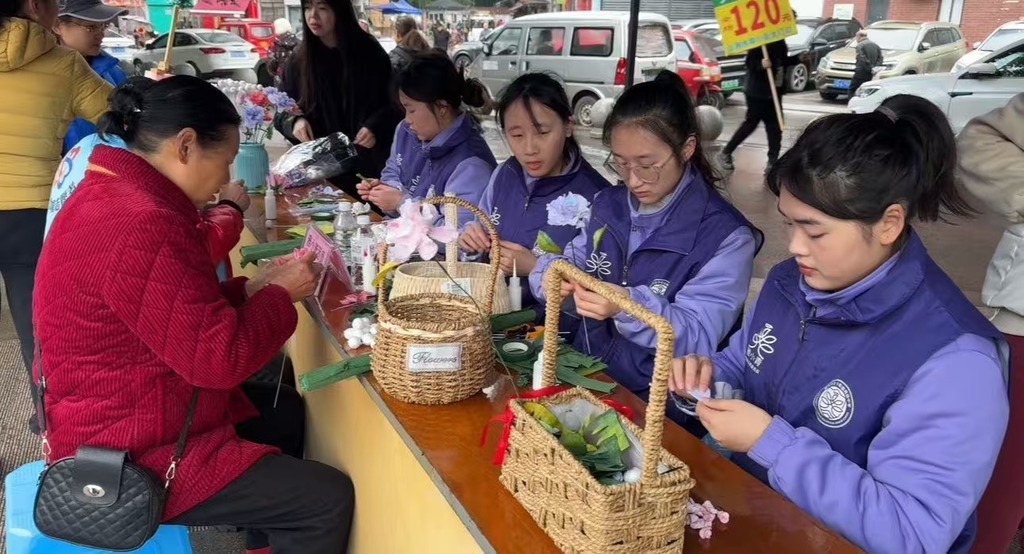 重庆市女子职业高级中学的志愿者化身“花艺导师”教居民制作纸扎花。郭家沱街道供图 第1眼TV-华龙网发