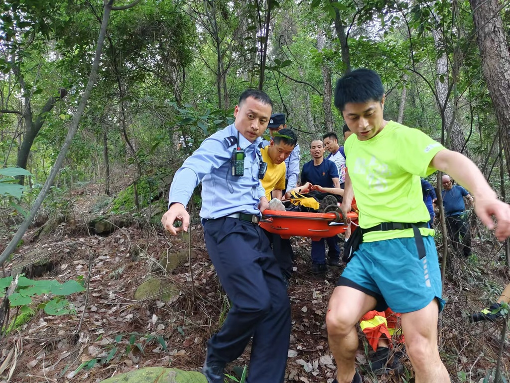 红岩派出所民警、辅警积极救助遇险游客。 警方供图