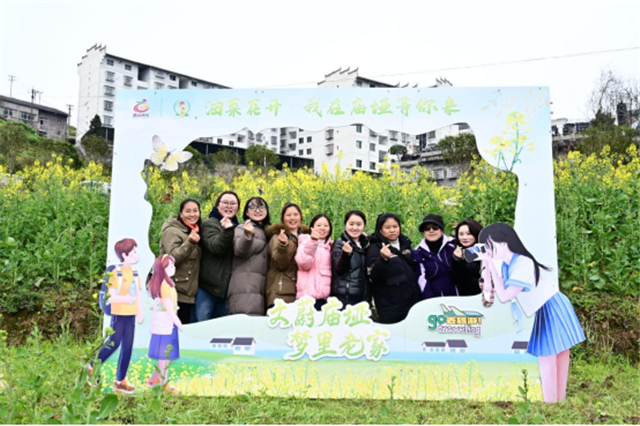 往年乡村旅游季活动，市民游客拍照打卡。武隆区庙垭乡供图