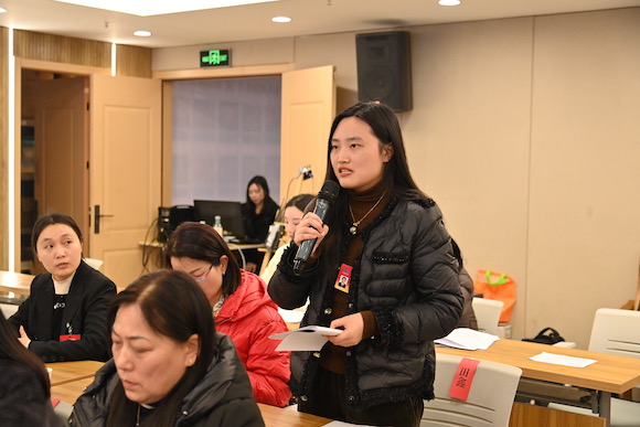 议事代表提问 。通讯员 孙凯芳 摄