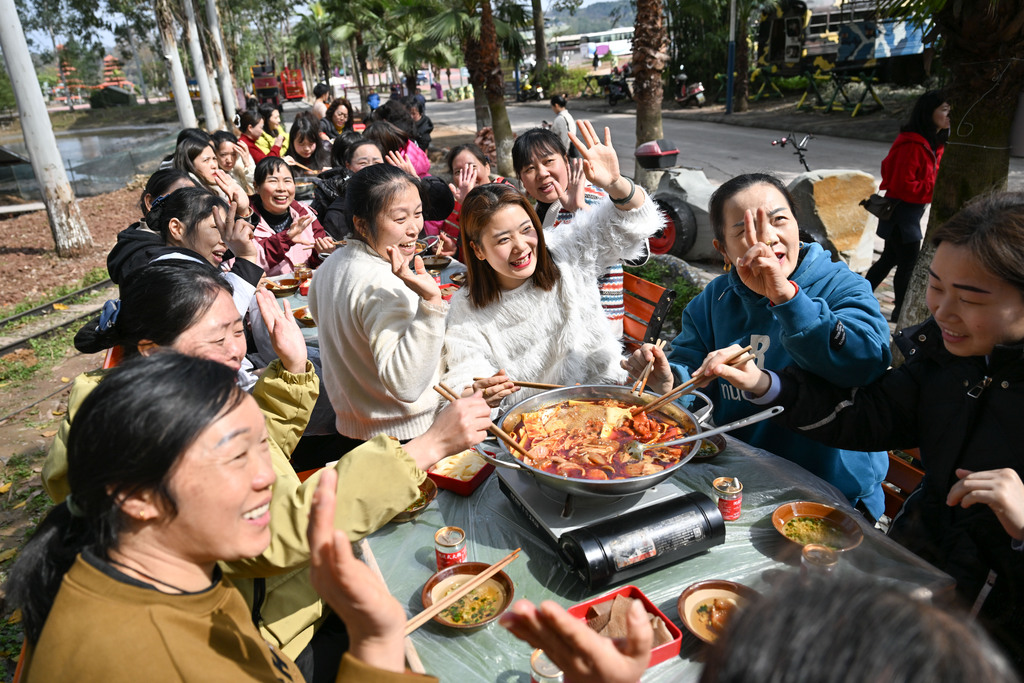 “三八”国际劳动妇女节”火锅专列”。景区供图