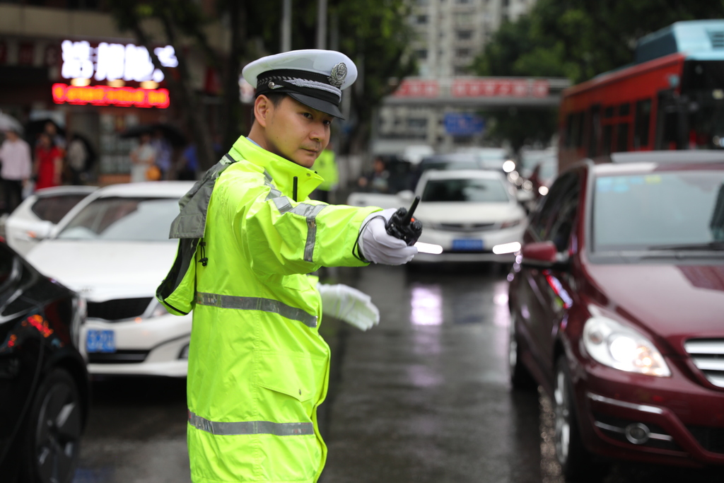 重庆交巡警现场疏导交通。  第1眼TV-华龙网 首席记者 李文科 摄