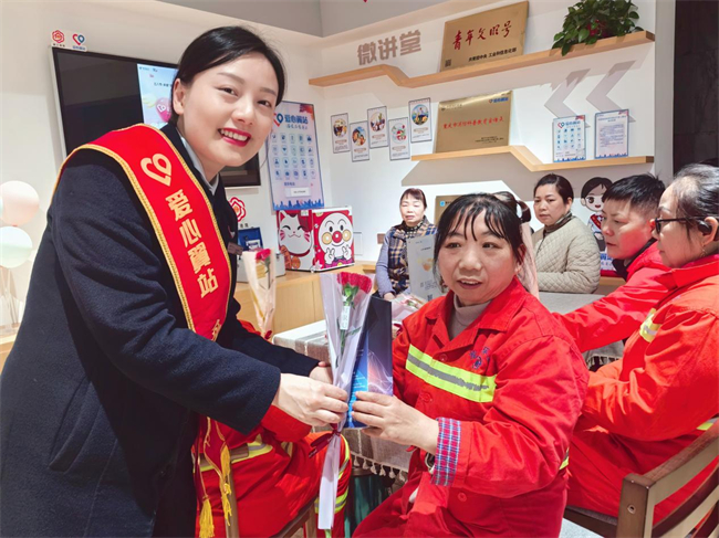 重庆电信新牌坊营业厅开展关爱活动。重庆电信供图 第1眼TV-华龙网发
