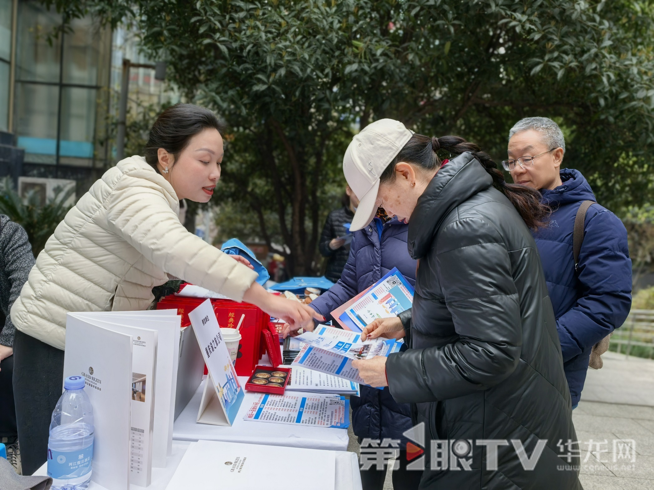 活動現場，工作人員向市民推薦旅游線路。第1眼TV-華龍網 陳雨 攝