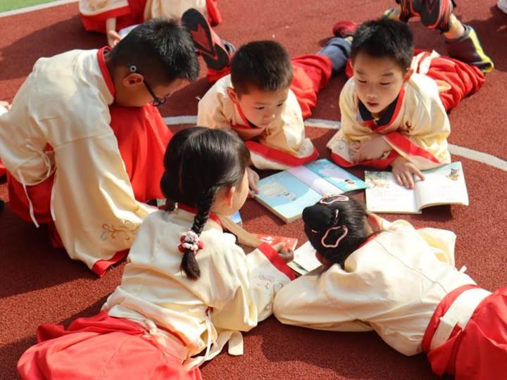 小孩们在地上
AI 生成的内容可能不正确。