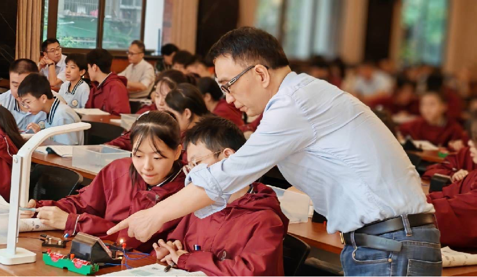 在课堂指导学生1