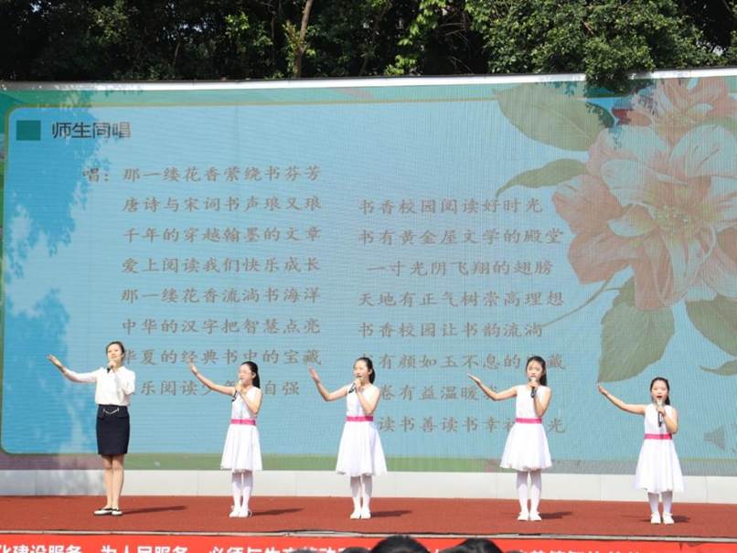 人们在看台上的人在球场上打球
AI 生成的内容可能不正确。