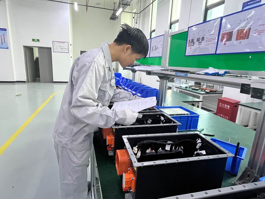 项目负责人刘波在车间审查