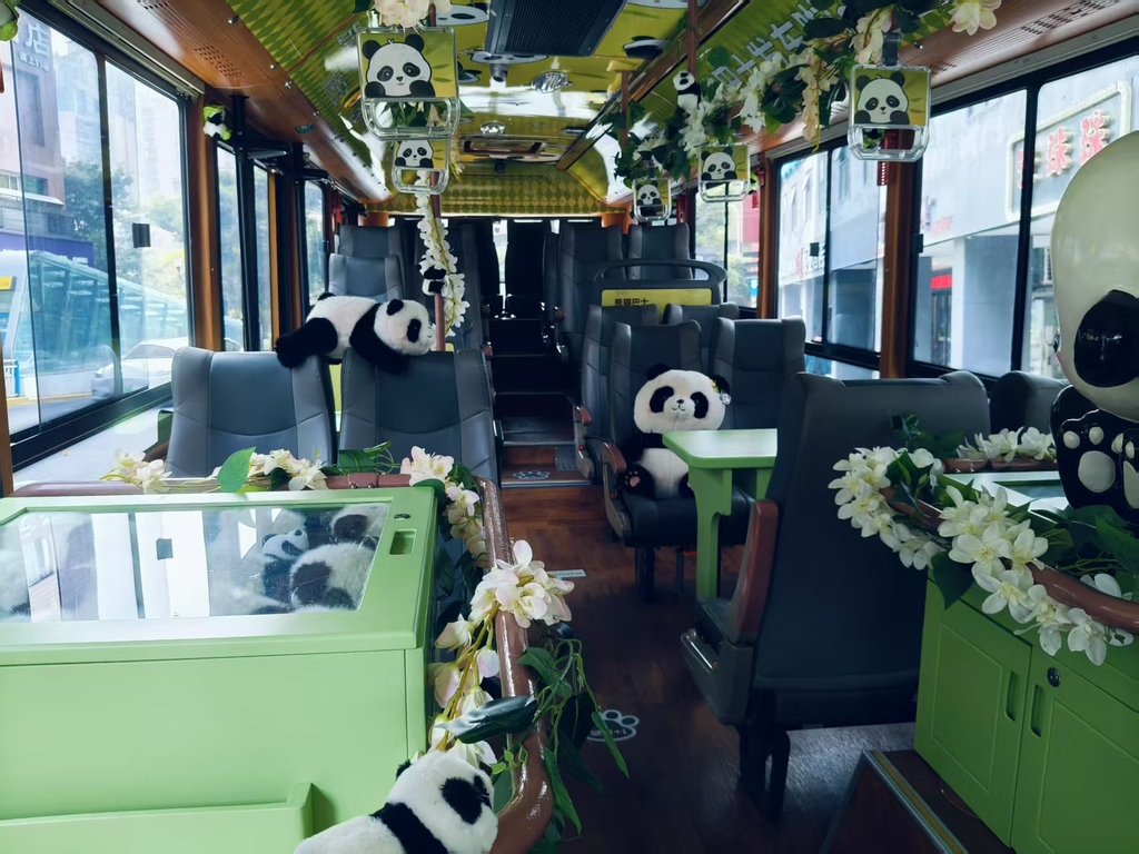 The panda-themed exterior of Chongqing's new sightseeing bus (Photo provided by the Western Public Transportation)