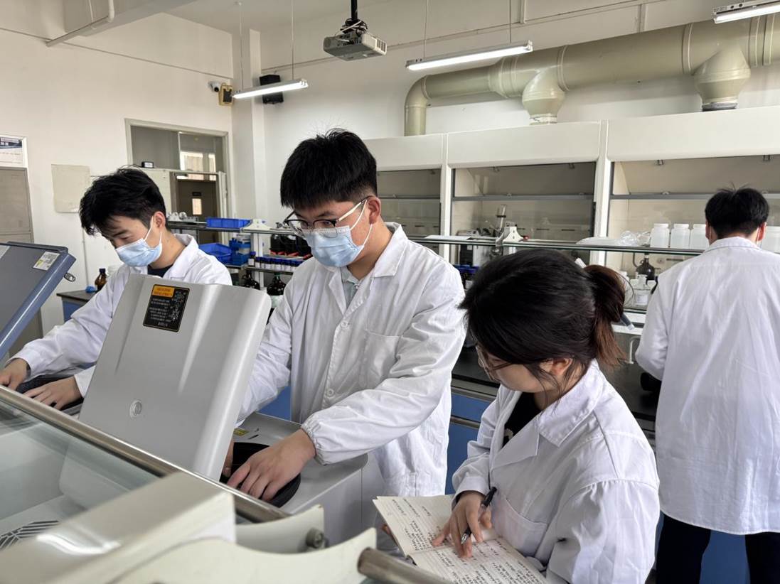 蓝擎焕气团队在对催化剂进行固液分离