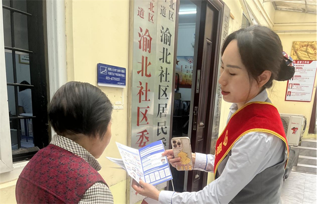 渝北区小苑营业厅工作人员向居民宣传网络安全知识。重庆电信供图
