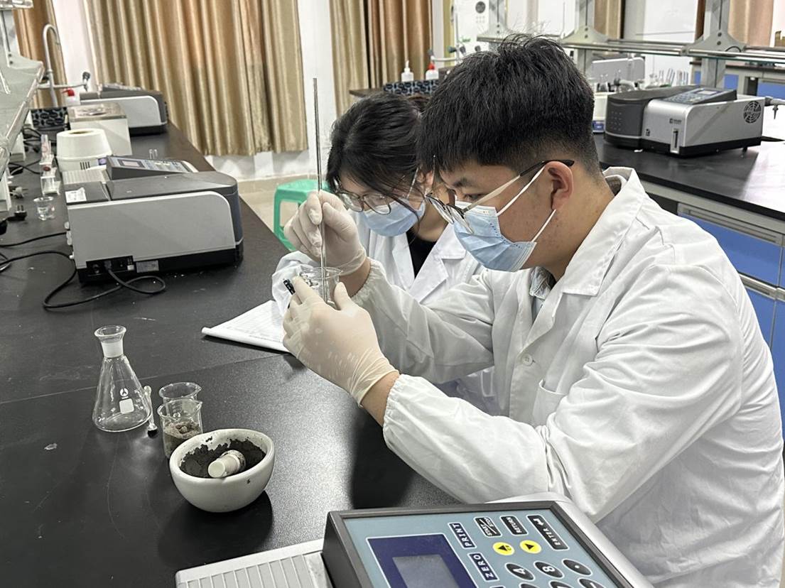 蓝擎焕气团队在做催化剂的配比实验
