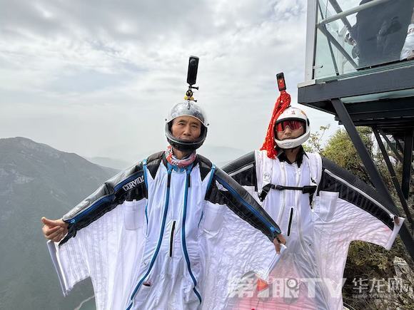 中国翼装飞行队长盛广强携手运动员刘书坤在三峡之巅“比翼双飞”。第1眼TV-华龙网记者 谢鹏飞 摄