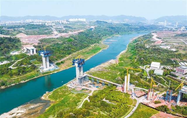 On April 10, at the construction site of Chongqing Baoshan Jialing River Bridge, the approach bridge was steadily advancing toward the main bridge