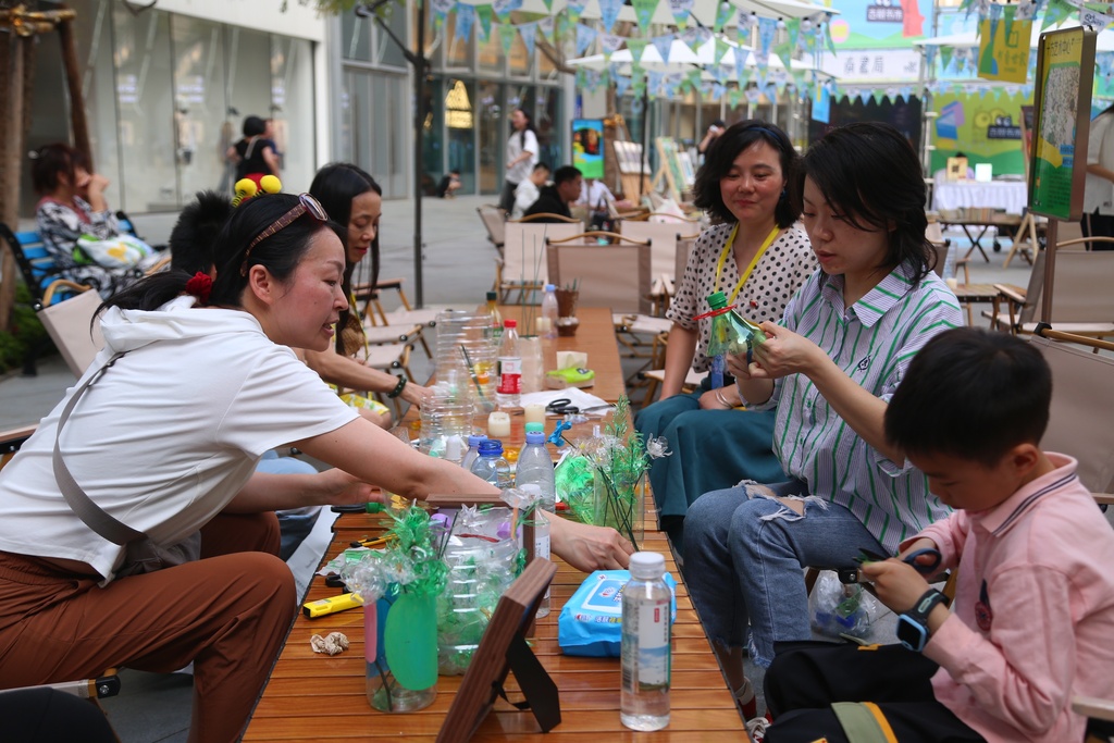“两岸青山·千里林带”建设成效互动摊位集市。重庆市林业供图