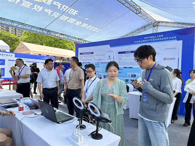 现场工作人员介绍公司产品。小易智联供图