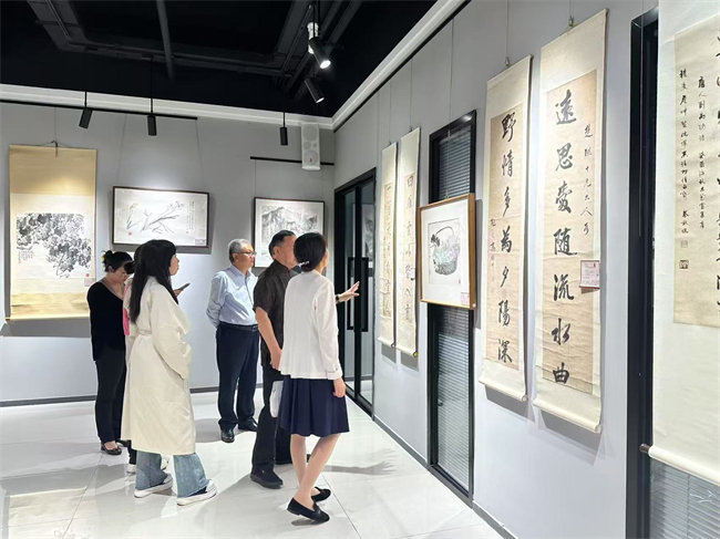 现场有专业的讲解员进行沉浸式讲解。重庆智玺稳数字科技有限公司供图