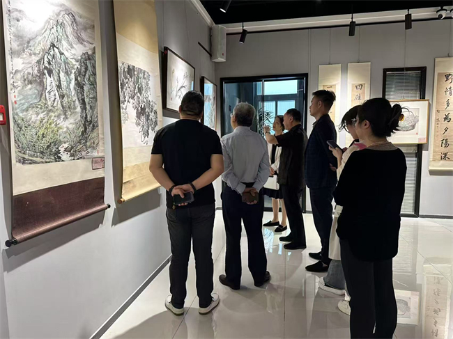 慕名而来的众人纷纷驻足观赏。重庆智玺稳数字科技有限公司供图