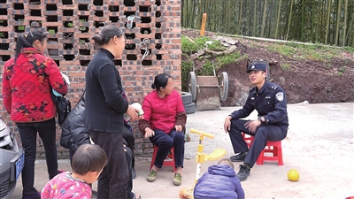 袁驿镇胜名村,民警在院坝里了解、收集村民意见。