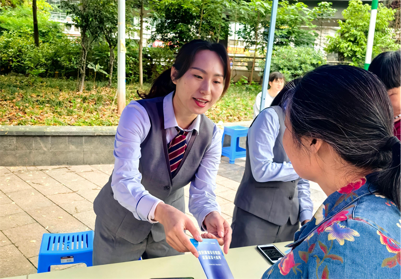 重庆电信爱心翼站“爱心大使”向居民讲解反诈知识。重庆电信供图