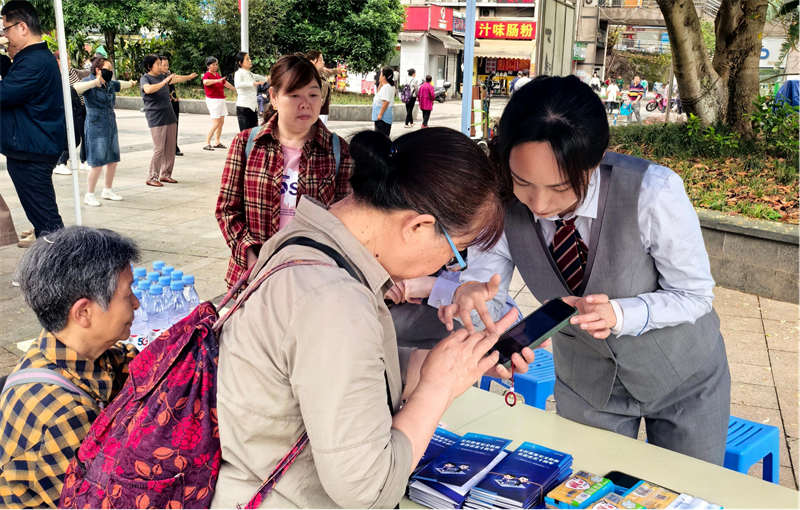 重庆电信爱心翼站“爱心大使”手把手教老人使用智能手机。重庆电信供图