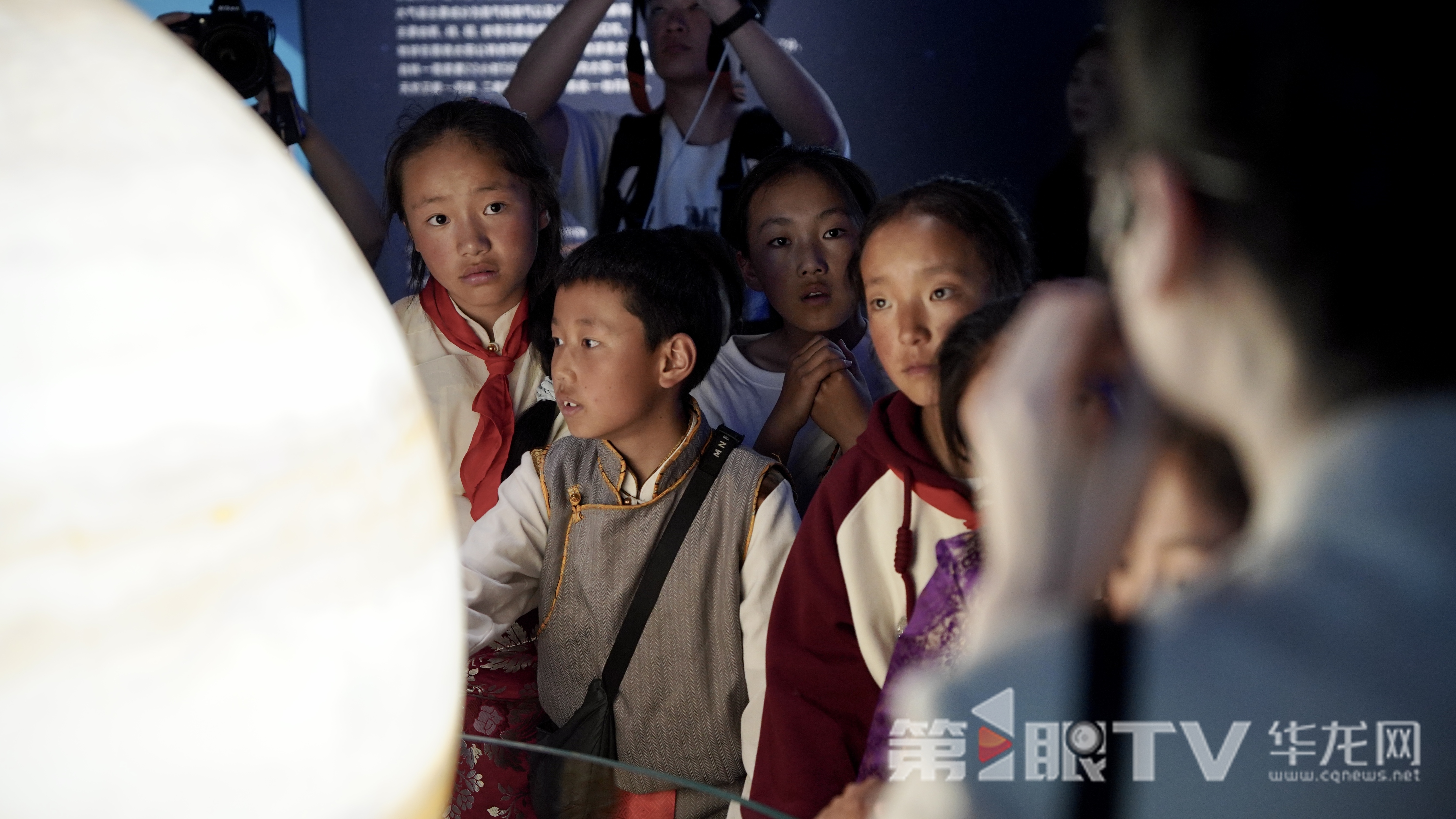 西藏昌都类乌齐县青少年现场专心听讲。 第1眼TV-华龙网记者 刘钊 摄