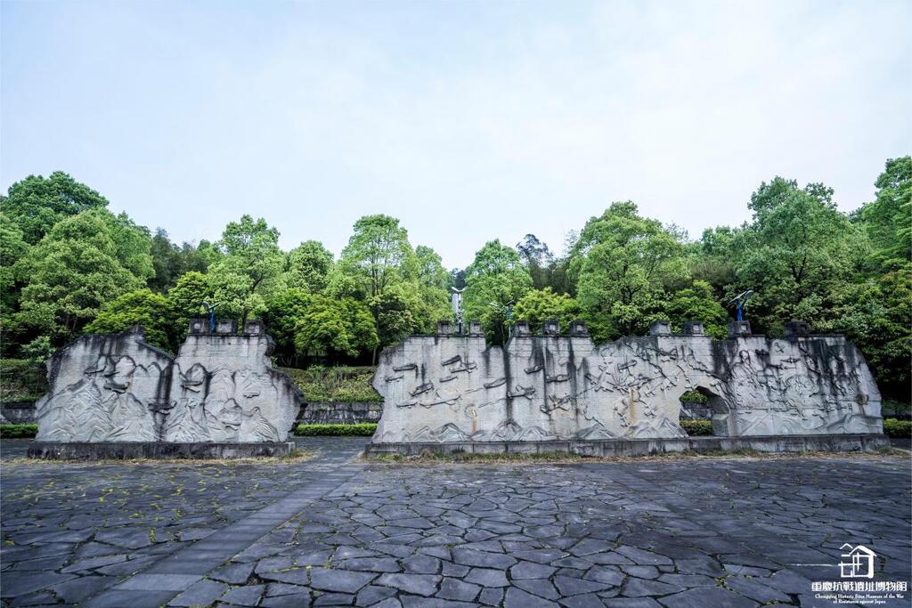 接待廣場上一座20米長的殘墻浮雕,上有“重慶大轟炸”“抗擊日機”“駝峰空運”三部分內容