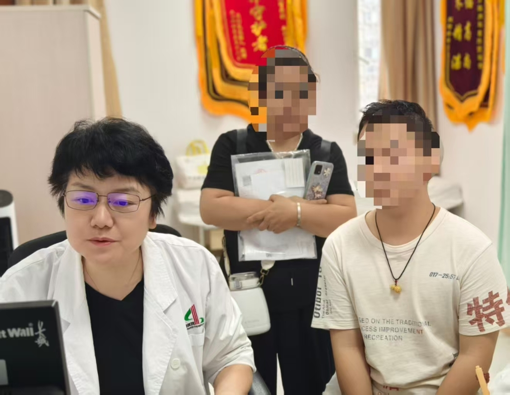 赵洪雯主任在接诊病人。 西南医院供图