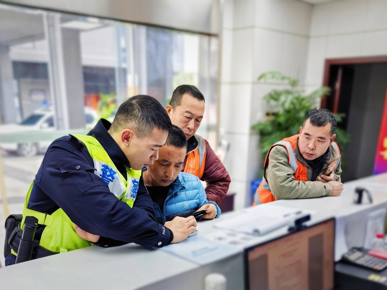 民警解答前台办事群众咨询。重庆市公安局机场分局供图 华龙网发