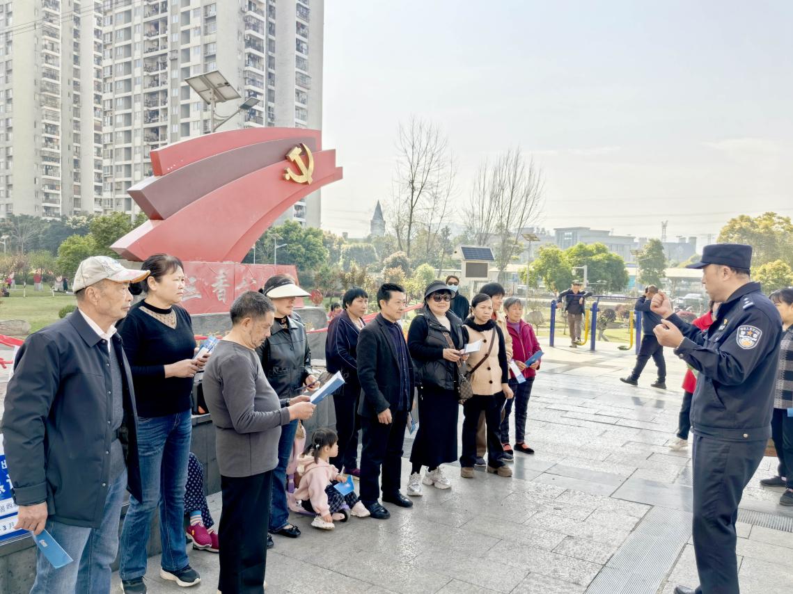 图1 民警刘昭甦在党史公园为辖区群众进行反诈宣传