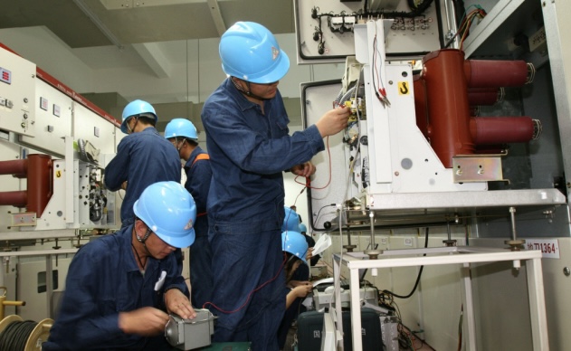 4、检修人员正在对配电房进行检修，检查交流接触器、热继电器是否工作正常，电容柜熔刀的熔断器芯是否熔断，绝缘线路是否存在漏电情况等等，并记录形成巡检记录。
