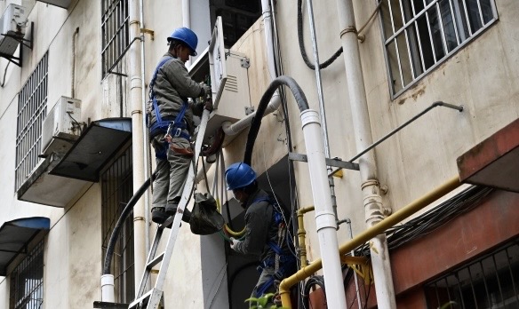 3、根据智能预警，发现智能断路器已经损坏，维修人员现场进行更换。
