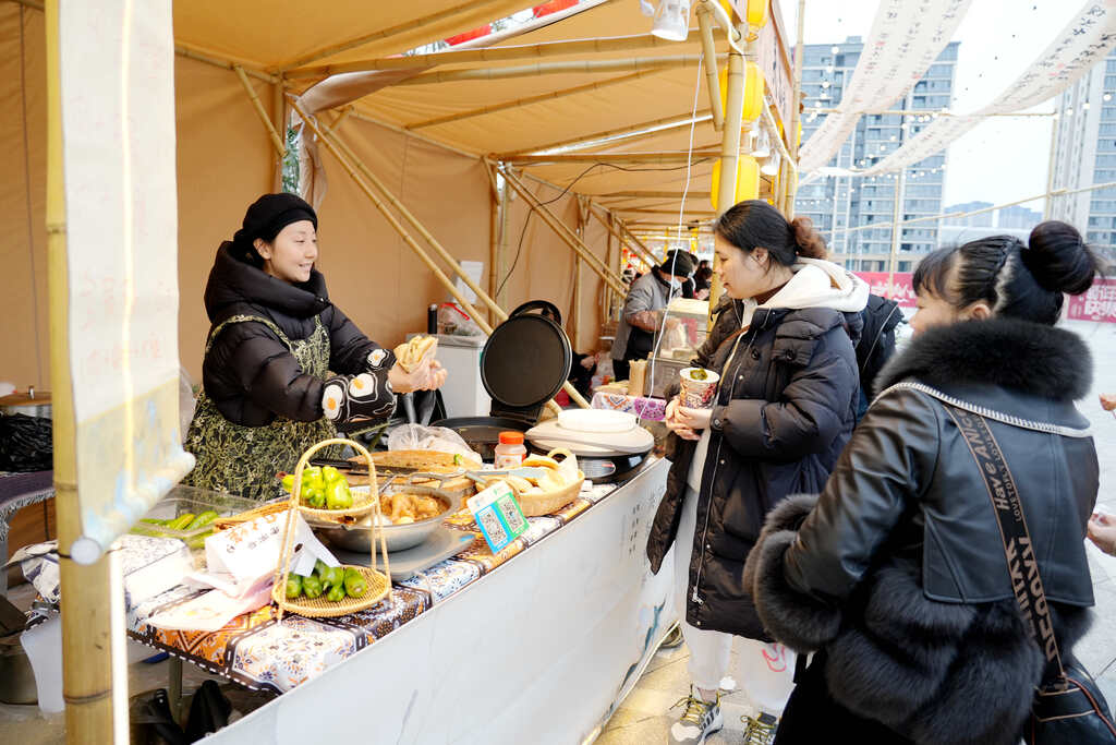 1月28日，游客在玉泉湖公园逛市集