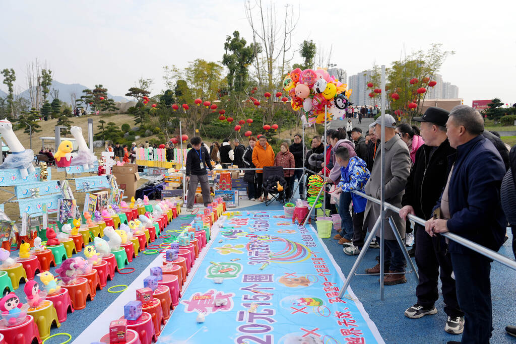 1月30日，市民在玉泉湖公园套圈