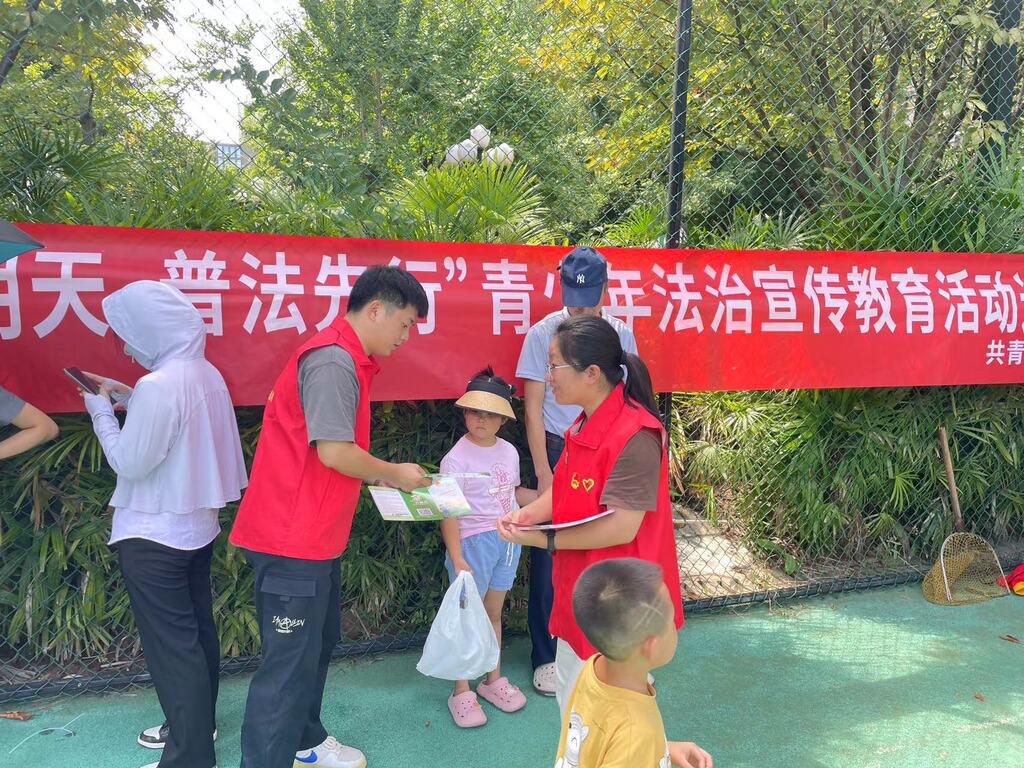 志愿者为群众发放普法宣传手册