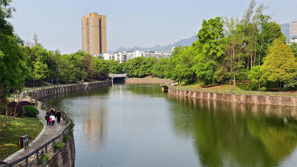 碧波荡漾的水面