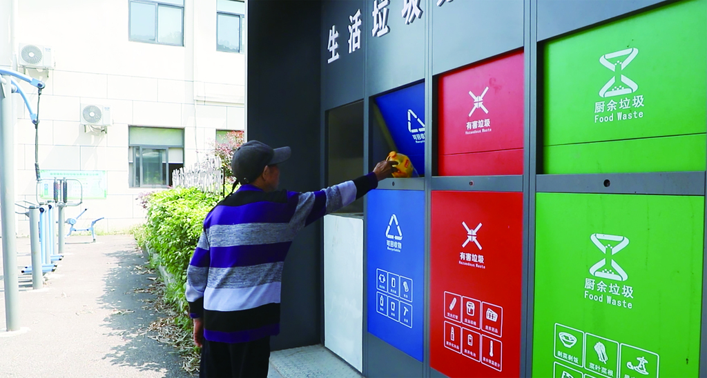 3居民正在使用智能垃圾箱投放垃圾