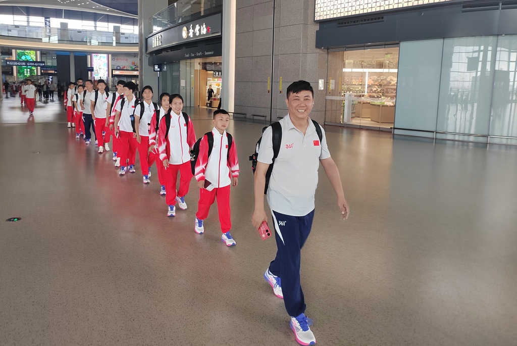 严静带着队员们出发参加2025年在日本举行的世界跳绳锦标赛_副本