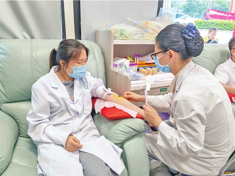 渝北区红十字会开展造血干细胞宣传采集活动 兰亭新都汇献血屋每天开放