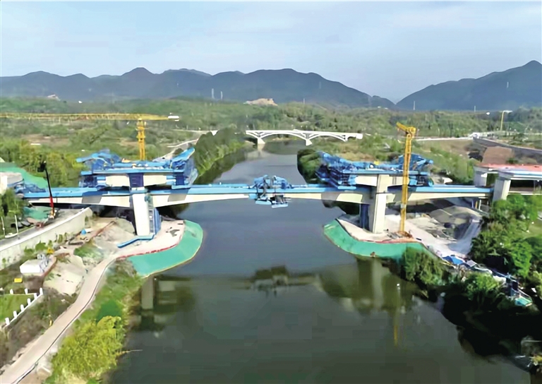 打通关键节点！ 15号线御临河公轨共建高架桥下层轨道桥中跨顺利合龙