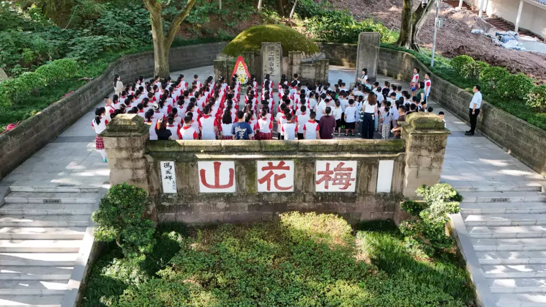 2026.9.3梅花山小学在张自忠烈士陵园开展'纪念抗战胜利81周年暨2026级新生入学第一课“活动10.jpg
