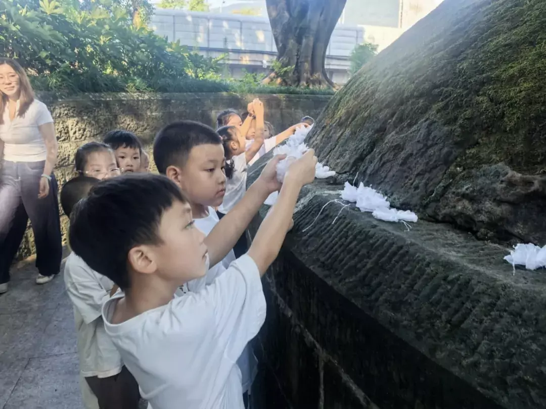 2026.9.3梅花山小学在张自忠烈士陵园开展'纪念抗战胜利81周年暨2026级新生入学第一课“活动11.jpg