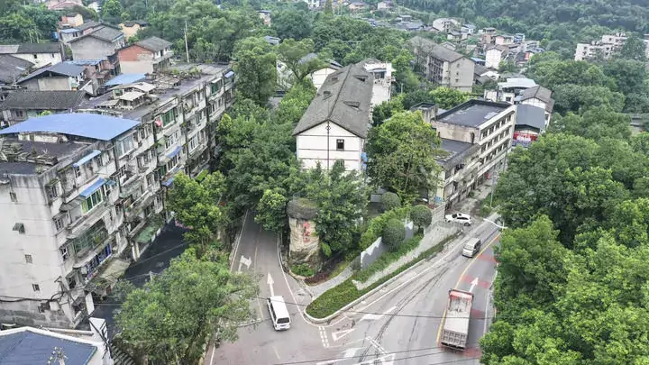整治前,缙云山上山入口处棚户区杂乱拥挤(2019年8月摄)。.jpg