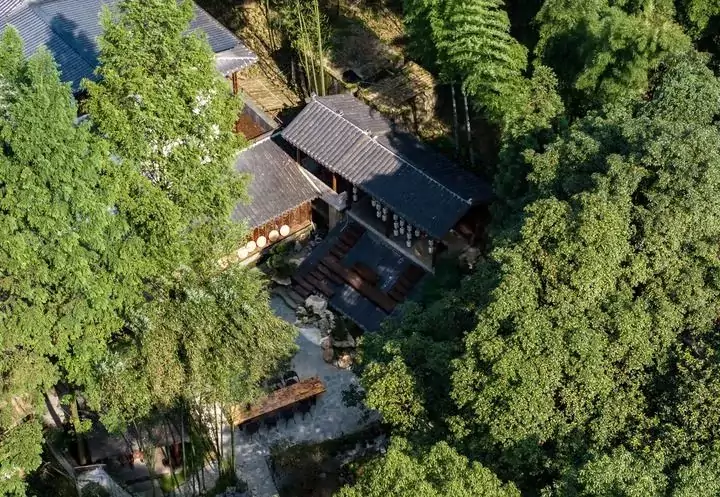 村民在原址、原面积的基础上将农家乐升级成的精品民宿(2024年7月摄)。.jpg