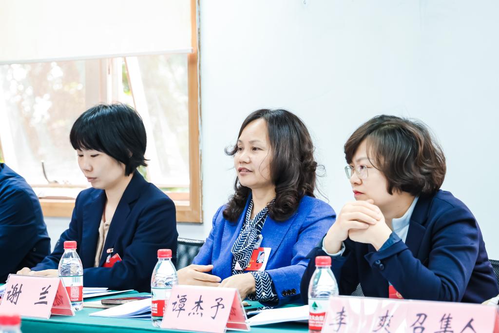 分组讨论上，议事代表们进行热烈讨论 (4)