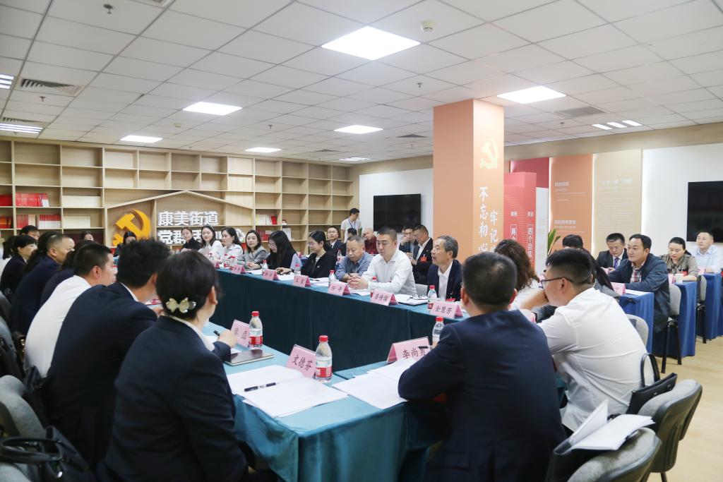 分组讨论上，与会议事代表结合实际为街道建设发展建言献策 (5)