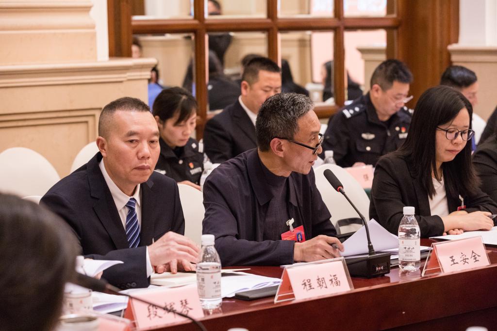 议事代表们展开热烈讨论 (1)