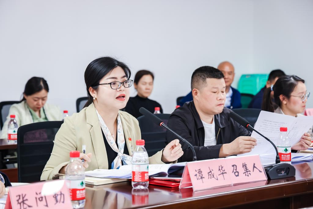 分组讨论上，议事代表们进行热烈讨论 (1)