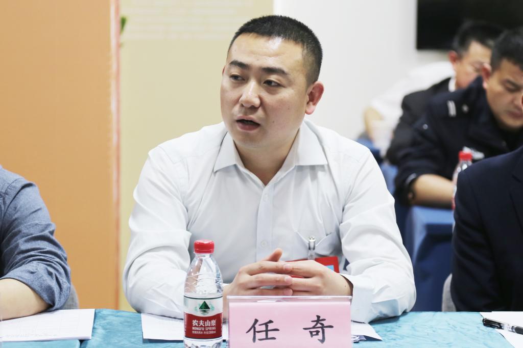分组讨论上，与会议事代表结合实际为街道建设发展建言献策 (1)